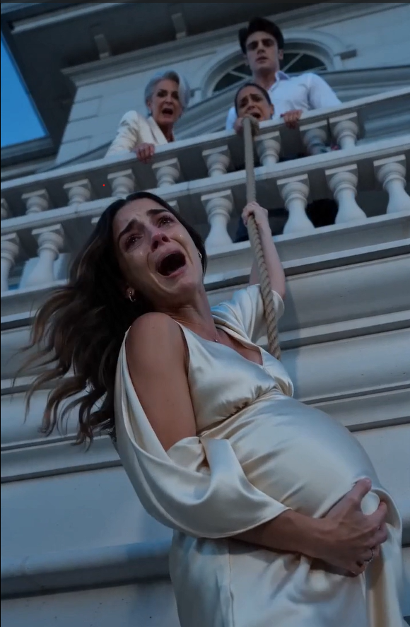 Her mother-in-law pushed her from the rooftop and Daniel cut the rope… but the old maid remained suspended in order to save the pregnant woman and her baby.